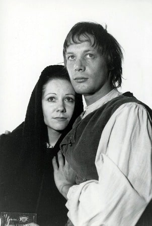 Picture of Catherine Hubeau with her co-actor in the sean of a TV movie Le colchique et l'étoile.